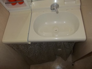 main_koupelna-s-umyvadlemzrcadlem-a-chemickou-toaletou.jpg