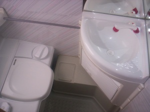 main_koupelna-s-kazetovou-toaletou-se-splachovanimumyvadlemvysuvnou-sprchou-a-sprchovou-vanickou-4872.jpg