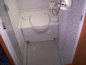 main_koupelna-s-kazetovou-toaletou-s-elektrickym-splachovanimsprchou-a-sprchovou-vanickou-4287.jpg