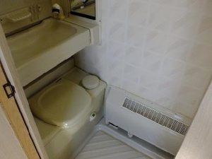 main_koupelna-s-kazetovou-toaletou-s-elektrickym-splachovanimumyvadlem-s-teplou-vodousprchovou-vanickou-11662.jpg