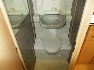 main_koupelna-s-kazetovou-toaletou-s-elektrickym-splachovanimvyklopnym-umyvadlemzrcadlemuloznym-prostorem.jpg