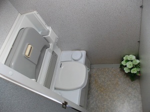 main_koupelna-s-kazetovou-toaletou-s-elektrickym-splachovanimvyklopnym-umyvadlemuloznym-prostorem.jpg
