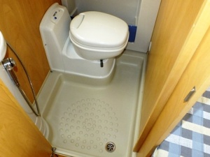 main_kloubova-kazetova-toaleta-v-koupelne-v-zadni-casti-karavanu.jpg