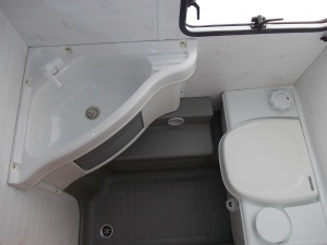 main_koupelna-s-umyvadlemkazetovou-toaletou-se-splachovanimsprchovou-vanickouuloznym-prostorem-a-zrcadly.jpg