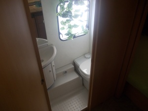 main_koupelna-s-kazetovou-toaletou-s-elektrickym-splachovanimumyvadlemsprchovou-vanickouzrcadlem-a-uloznym-prostorem-7325.jpg
