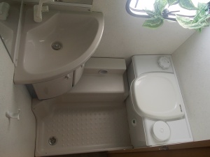 main_koupelna-s-kazetovou-toaletou-s-elektrickym-splachovanimumyvadlemsprchovou-vanickouzrcadlem-a-uloznym-prostorem-7326.jpg