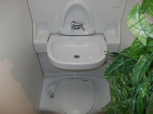 main_koupelna-s-kazetovou-toaletou-s-elektrickym-splachovanimumyvadlemsprchovou-vanickouzrcadlem-a-uloznym-prostorem-7165.jpg