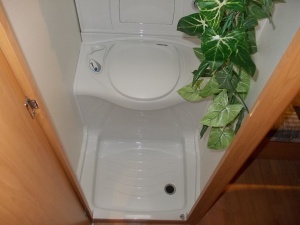 main_koupelna-s-kazetovou-toaletou-s-elektrickym-splachovanimumyvadlemsprchovou-vanickouzrcadlem-a-uloznym-prostorem-7166.jpg