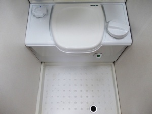 main_koupelna-s-kazetovou-toaletou-se-splachovanimsklopnym-umyvadlemsprchovou-vanickou-v-zadni-casti-karavanu.jpg