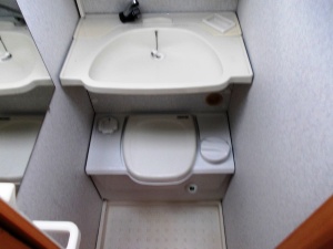 main_koupelna-s-kazetovou-toaletou-se-splachovanimumyvadlemzrcadlysprchovou-vanickou-9416.jpg