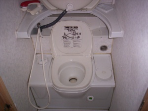 main_koupelna-s-kazetovym-wc-s-elektrickym-splachovanim-a-sprchovou-vanickou-944.jpg