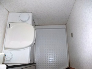 main_koupelna-s-kazetovou-toaletou-se-splachovanimvyklopnym-umyvadlemvysuvnou-sprchou-s-teplou-vodousprchovou-vanickouuloznym-prostorem-a-zrcadly-10240.jpg