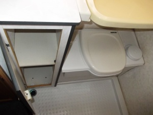 main_koupelna-s-kazetovou-toaletou-se-splachovanimvyklopnym-umyvadlemvysuvnou-sprchou-s-teplou-vodousprchovou-vanickouuloznym-prostorem-a-zrcadly-10245.jpg
