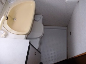 main_koupelna-s-kazetovou-toaletou-se-splachovanimvyklopnym-umyvadlemvysuvnou-sprchou-s-teplou-vodousprchovou-vanickouuloznym-prostorem-a-zrcadly.jpg