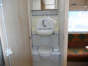 main_koupelna-s-kazetovou-toaletou-s-elektrickym-splachovanimumyvadlem-s-teplou-vodousprchovou-vanickouuloznym-prostorem-a-zrcadly-8629.jpg