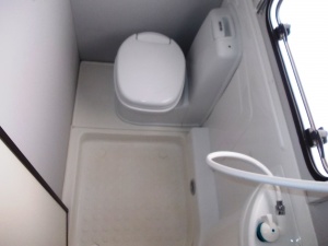 main_koupelna-s-kloubovou-kazetovou-toaletou-s-elektrickym-splachovanimsprchovou-vanickou-a-sprchou.jpg