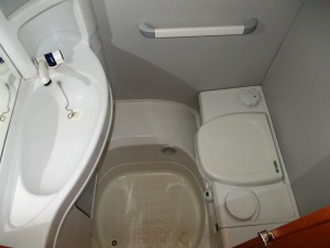 main_koupelna-s-kazetovou-toaletou-s-elektrickym-splachovanimumyvadlem-s-teplou-vodousprchovou-vanickouzrcadlemstresnim-oknemuloznym-prostorem.jpg