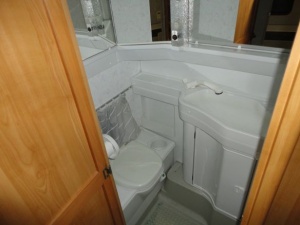 main_koupelna-s-kazetovym-wc-s-elektrickym-splachovanim-a-sprchovou-vanickou-a-sprchou.jpg