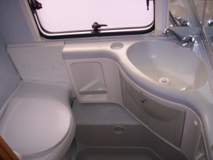main_koupelna-s-kazetovou-toaletou-s-elektrickym-splachovanimumyvadlem-s-teplou-vodousprchovou-vanickouzrcadlem-a-uloznym-prostorem.jpg