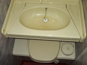 main_koupelna-s-vyklopnym-umyvadlemkazetovou-toaletou-se-splachovanimsprchovou-vanickou-a-zrcadlovou-uloznou-skrinkou-9136.jpg
