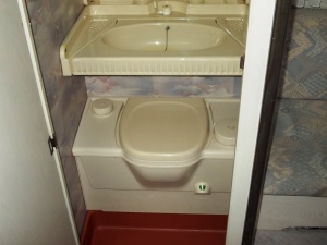 main_koupelna-s-vyklopnym-umyvadlemkazetovou-toaletou-se-splachovanimsprchovou-vanickou-a-zrcadlovou-uloznou-skrinkou.jpg