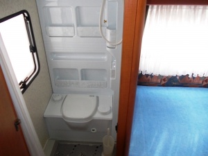 main_koupelna-s-kazetovou-toaletou-s-elektrickym-splachovanimsprchovou-vanickousprchou-s-teplou-vodou-9853.jpg