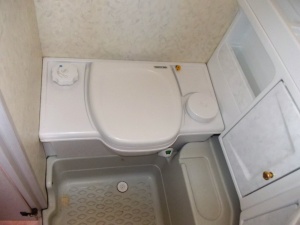 main_koupelna-karavanu-s-kazetovou-toaletou-s-elektrickym-splachovanimumyvadlem-s-teplou-vodousprchovou-vanickou-12702.jpg