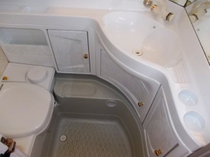 main_koupelna-karavanu-s-kazetovou-toaletou-s-elektrickym-splachovanimumyvadlem-s-teplou-vodousprchovou-vanickou.jpg
