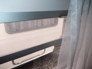 main_okna-karavanu-jsou-vybavena-termoroletami-a-sitemi-proti-hmyzu.jpg