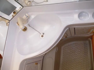 main_koupelna-karavanu-s-kazetovou-toaletou-s-elektrickym-splachovanimumyvadlem-s-teplou-vodousprchovou-vanickou-12800.jpg
