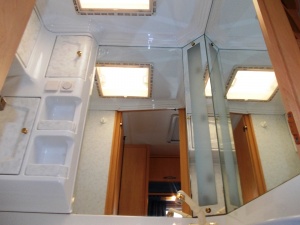 main_koupelna-karavanu-s-kazetovou-toaletou-s-elektrickym-splachovanimumyvadlem-s-teplou-vodousprchovou-vanickou-12802.jpg