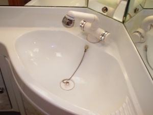 main_koupelna-s-kazetovou-toaletou-s-elektrickym-splachovanimsprchovou-vanickousprchou-s-teplou-vodou-9469.jpg