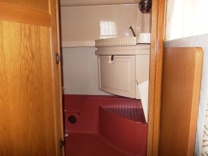 main_koupelna-s-kazetovou-toaletou-se-splachovanimumyvadlemvelkymi-zrcadlyuloznym-prostorem-a-sprchovou-vanickou.jpg