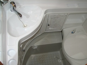main_koupelna-s-kazetovou-toaletou-s-elektrickym-splachovanimumyvadlemsprchovou-vanickouzrcadlem-a-uloznym-prostorem-5293.jpg