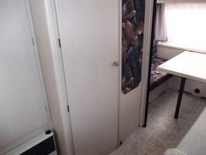 main_dvere-do-koupelny-ve-stredni-casti-karavanu-13163.jpg