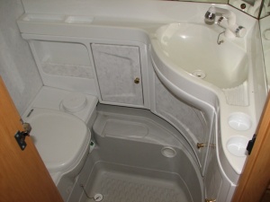 main_koupelna-s-kazetovou-toaletou-s-elektrickym-splachovanimumyvadlem-s-teplou-vodou-a-sprchovou-vanickou.jpg