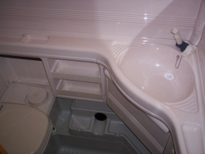 main_koupelna-s-kazetovou-toaletou-s-elektrickym-splachovanimumyvadlemsprchovou-vanickouzrcadlem-a-uloznym-prostorem.jpg