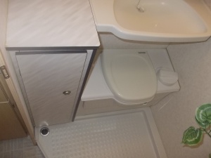 main_koupelna-s-kazetovou-toaletou-se-splachovanimumyvadlemsprchovou-vanickou.jpg