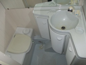 main_koupelna-s-kazetovou-toaletou-se-splachovanimumyvadlemvysuvnou-sprchou-a-sprchovou-vanickou-6190.jpg