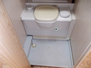 main_koupelna-s-kazetovou-toaletou-s-elektrickym-splachovanimsprchovou-vanickousprchou-s-teplou-vodou-11042.jpg