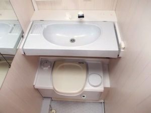 main_koupelna-s-kazetovou-toaletou-s-elektrickym-splachovanimsprchovou-vanickousprchou-s-teplou-vodou-11044.jpg