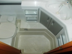 main_koupelna-s-kazetovou-toaletou-s-elektrickym-splachovanimumyvadlemsprchovou-vanickouzrcadlyuloznym-prostorem.jpg