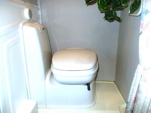 main_kloubovaotocna-toaleta-v-koupelne.jpg