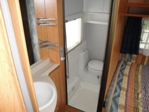 main_koupelna-s-kloubovou-kazetovou-toaletou-s-elektrickym-splachovanim-a-sprchou-s-teplou-vodou.jpg