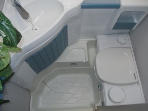 main_koupelna-s-kazetovou-toaletou-s-elektrickym-splachovanimumyvadlem-s-vysuvnou-sprchou-s-teplou-vodousprchovou-vanickouvelkym-zrcadlem-a-uloznym-prostorem-6995.jpg