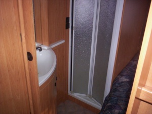 main_koupelna-s-kazetovym-wc-s-elektrickym-splachovanim-a-sprchovou-vanickou-boiler.jpg