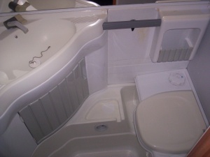 main_koupelna-s-kazetovou-toaletou-s-elektrickym-splachovanimumyvadlemsprchovou-vanickouzrcadlem-a-uloznym-prostorem-5700.jpg