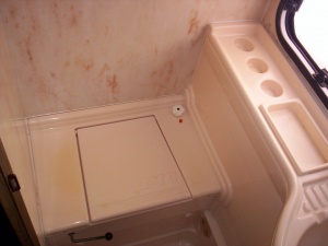 main_koupelna-s-kazetovou-toaletou-s-elektrickym-splachovanimsprchou-a-sprchovou-vanickou-3962.jpg