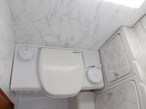 main_kazetova-toaleta-s-elektrickym-splachovanim-9496.jpg