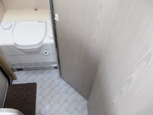 main_dvere-mistnosti-s-toaletou-jsou-z-prostorovych-duvodu-skladaci-11443.jpg